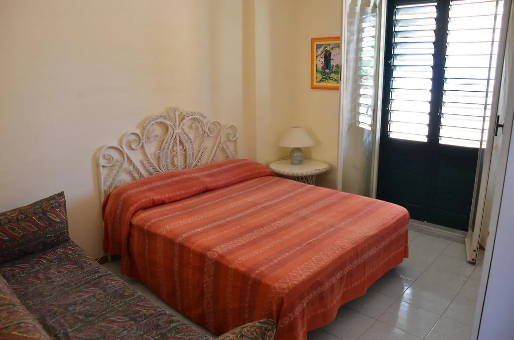 Holiday House Naxos Джардини-Наксос 0*,