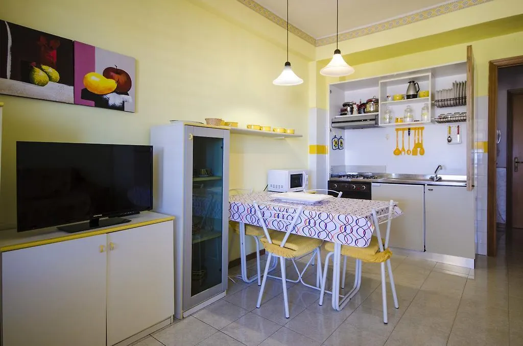 Holiday House Naxos Джардини-Наксос 0*,